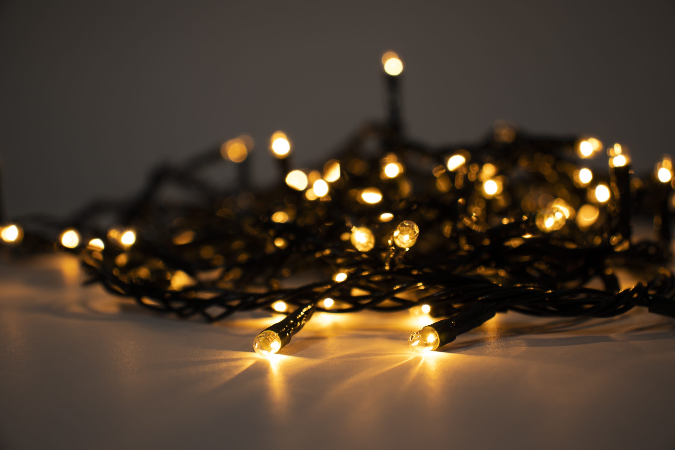 ¿Es obligatoria la certificación RETILAP para importar luces navideñas a Colombia?