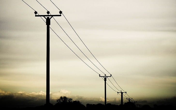¿Por qué se certifican los postes metálicos para redes eléctricas en Colombia?